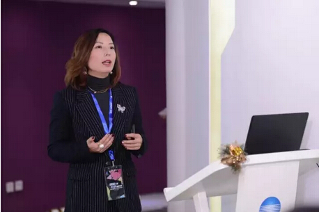 柯尼卡美能達(dá)市場部部長凌蕓女士向媒體嘉賓介紹品牌策略-科頤辦公